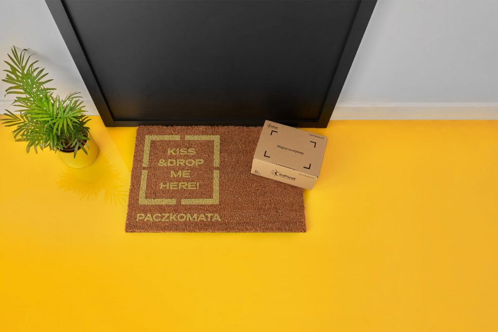 Wycieraczka pod drzwi wejściowe z napisem 'Kiss & drop me here! Paczkomata