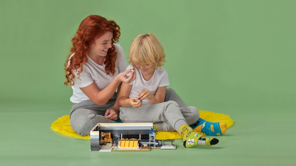 Mama z synem, bawiący się zestawem klocków sortownia InPost