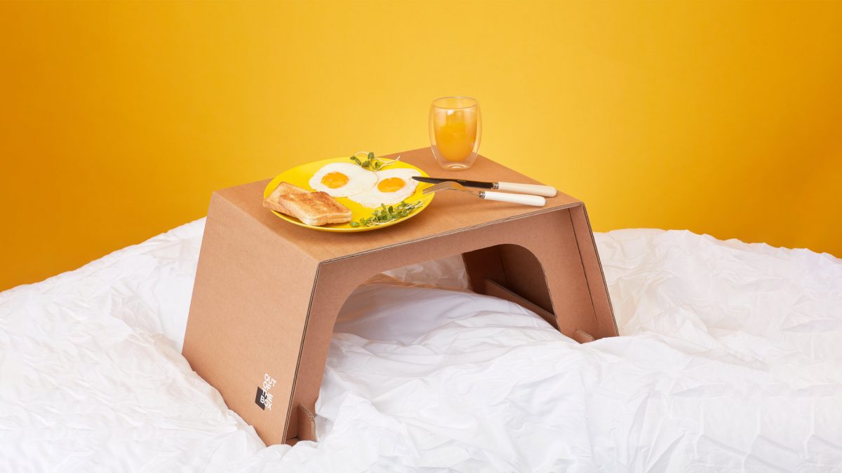 kartonowa podstawka na łóżku