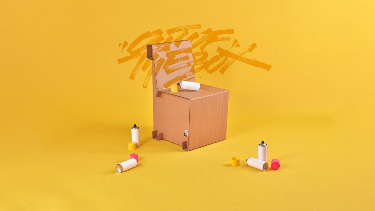 fotel z kartonu z graffiti