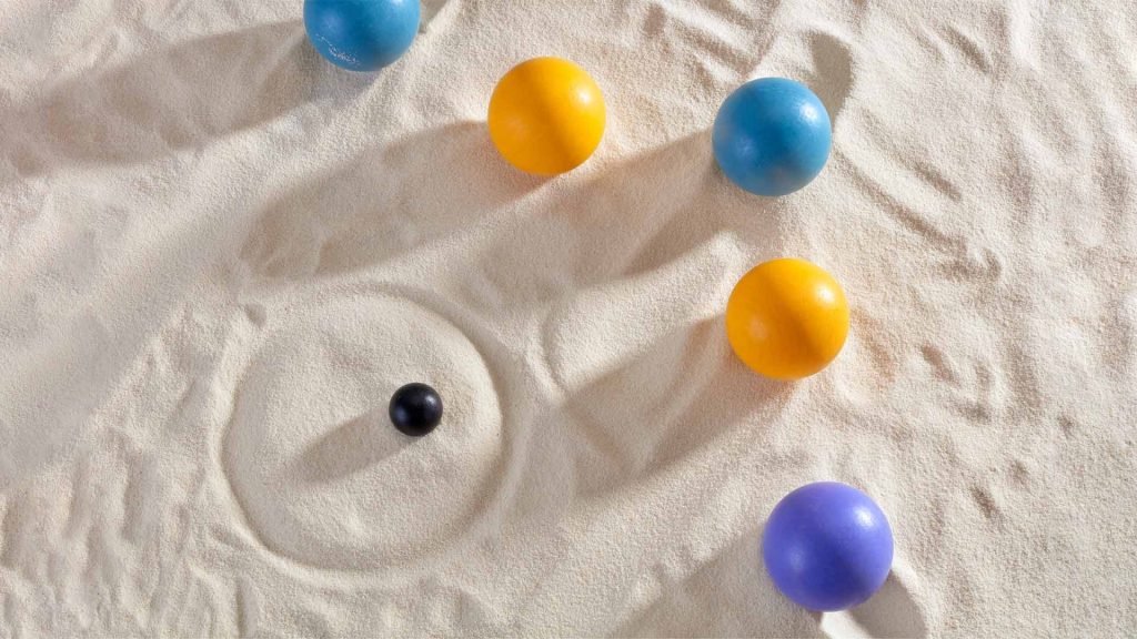 mata do gry w bule, w różnych odcieniach żółtego oraz niebieskiego.