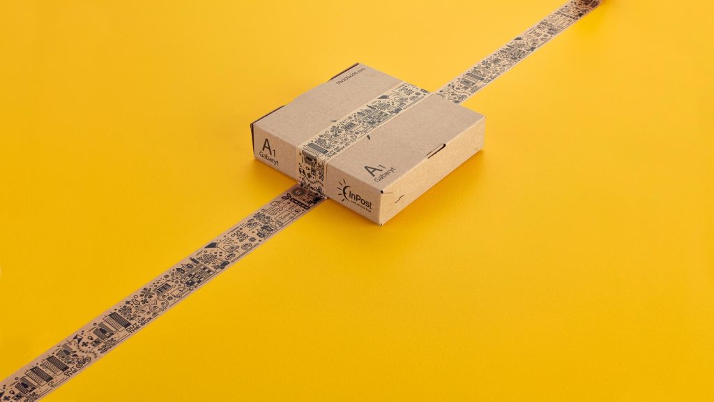 karton InPost z taśmą we wzory InPost