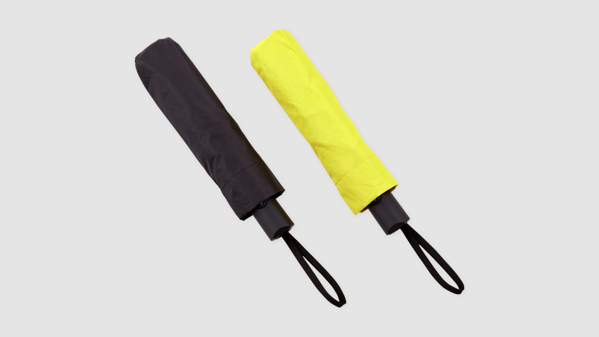 dwie złożone parasolki