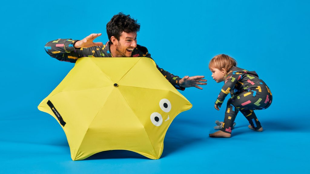 żółty parasol z biało czarną buźką