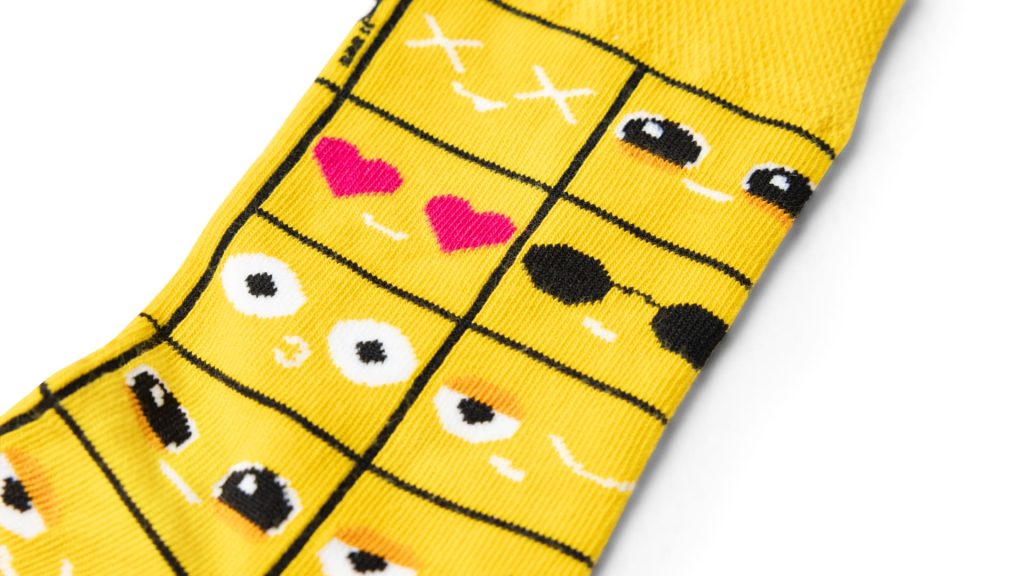 Żółte skarpetki z różnymi minkami InPost