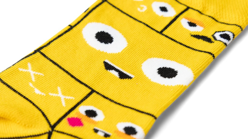 Żółte skarpetki z różnymi minkami InPost
