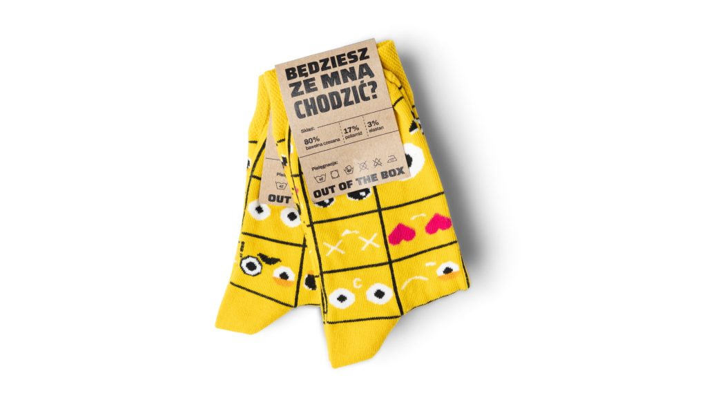 Żółte skarpetki z różnymi minkami InPost