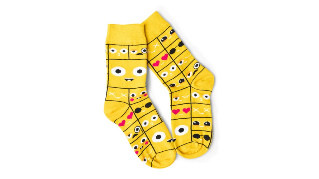 Żółte skarpetki z różnymi minkami InPost