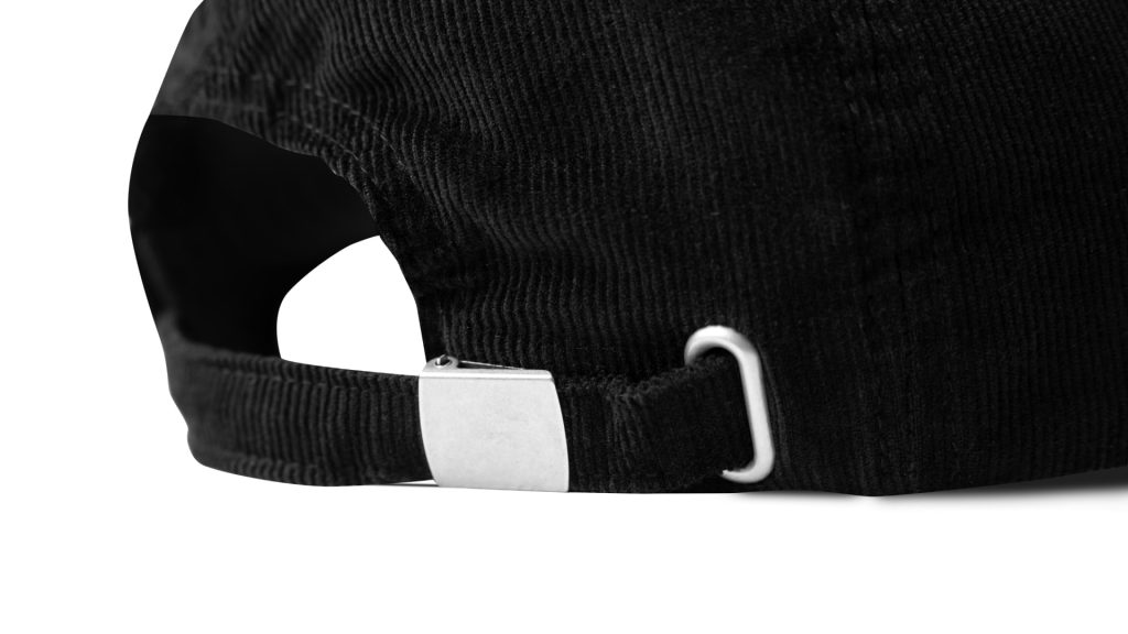 Metalowe zapięcie w czarnej sztruksowej czapce