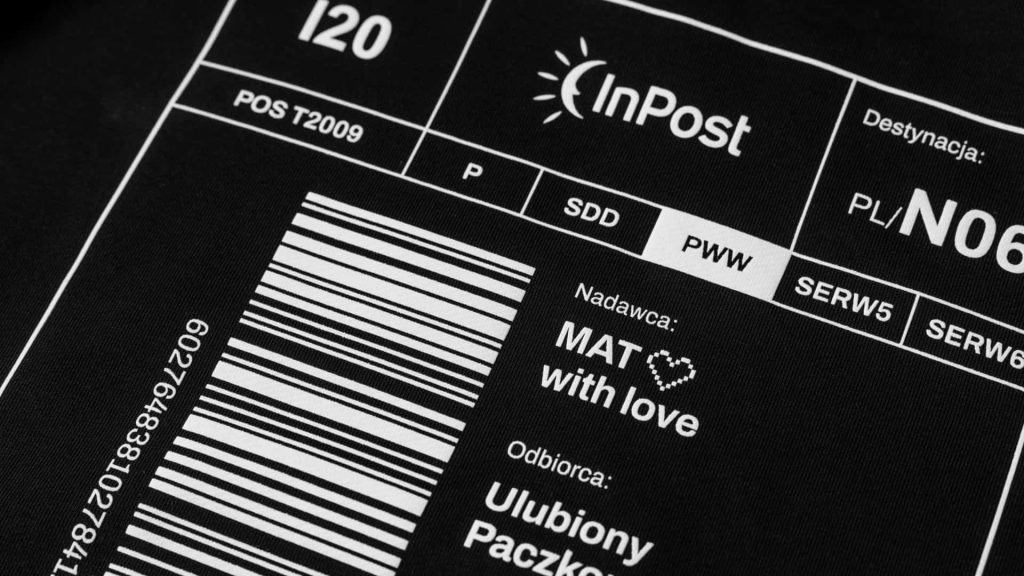 Biała naszywka z zabawną etykietą wysyłkową