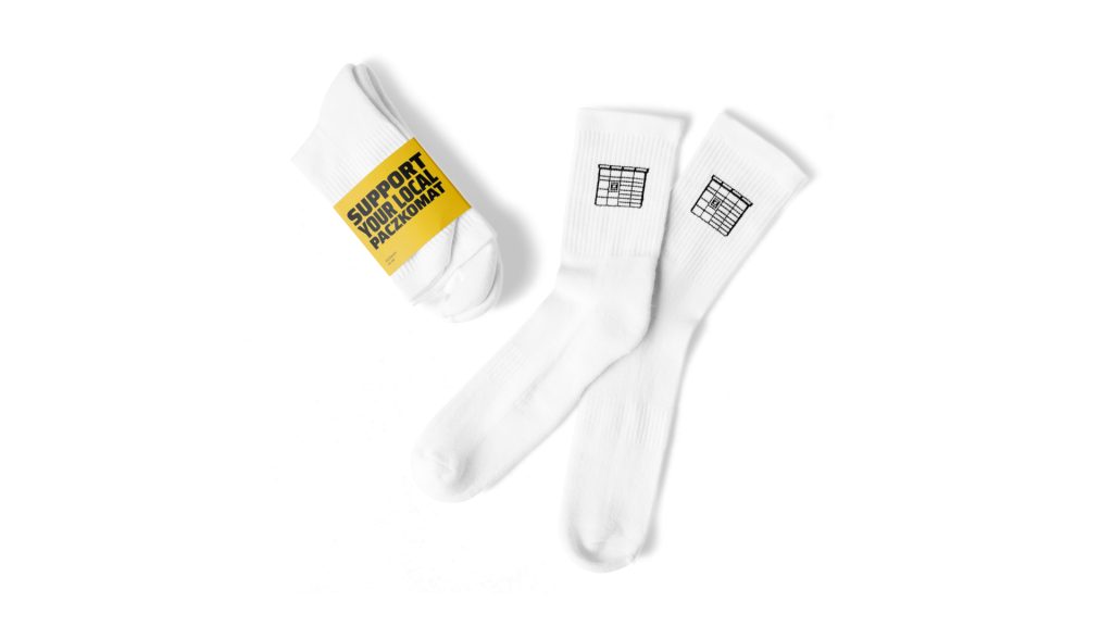 Długie białe skarpetki ze ściągaczem na górze z czarnym nadrukowanym urządzeniem Paczkomat