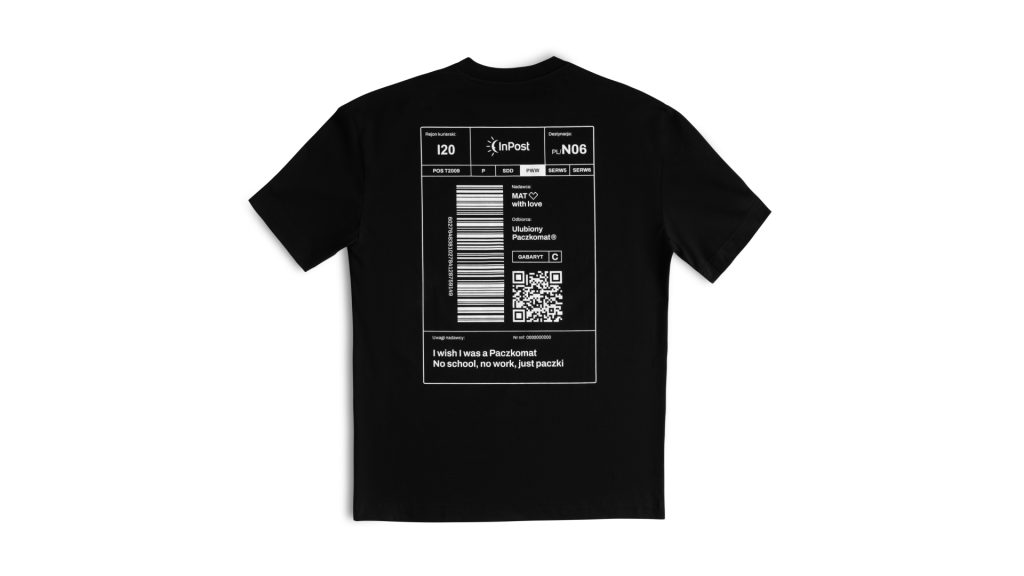 Czarny t-shirt z naszytą białą, zabawną etykietą wysyłkową