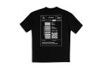 Czarny t-shirt z naszytą białą, zabawną etykietą wysyłkową