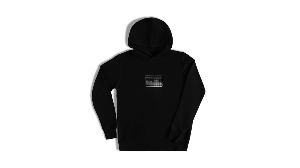 Czarna bluza z kapturem w stylu oversize, z nadrukiem z przodu i z tyłu. Z przodu z białym nadrukiem maszyny Paczkomat, a z tyłu z zabawnym nadrukiem etykiety wysyłkowej