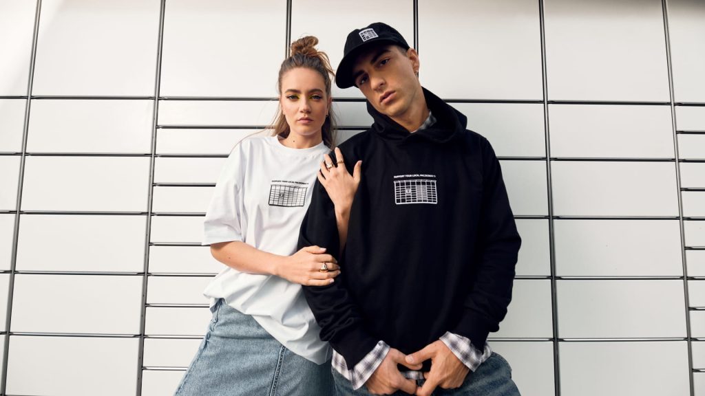 Czarna bluza z kapturem z naszytym białym urządzeniem Paczkomat na przodzie.