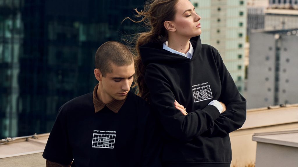 Czarny T-shirt oraz bluza, z białym nadrukowanym urządzeniem Paczkomat z przodu oraz napisem Support your local Paczkomat