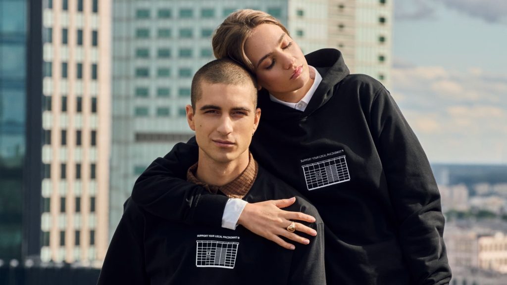 Czarny T-shirt oraz bluza, z białym nadrukowanym urządzeniem Paczkomat z przodu oraz napisem Support your local Paczkomat