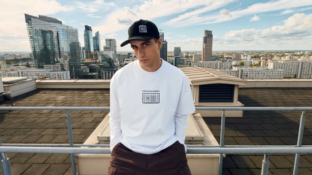 Biały bawełniany t-shirt z krótkim rękawem na przodzie z naszytym czarnym urządzeniem Paczkomat