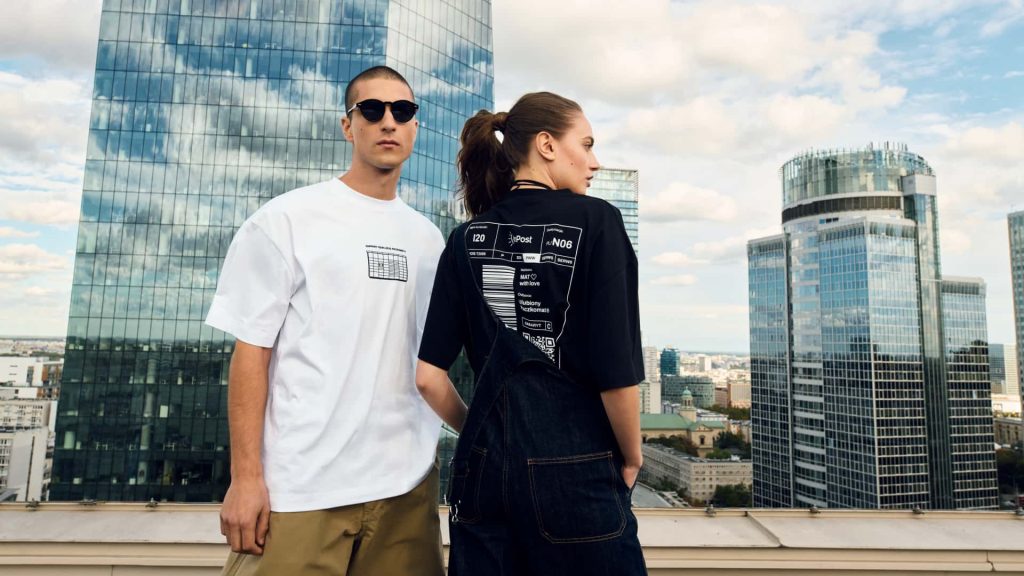 T-shirt w stylu oversize, z nadrukiem z przodu i z tyłu. Z przodu z nadrukiem maszyny Paczkomat, a z tyłu z zabawnym nadrukiem etykiety wysyłkowej