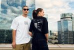 T-shirt w stylu oversize, z nadrukiem z przodu i z tyłu. Z przodu z nadrukiem maszyny Paczkomat, a z tyłu z zabawnym nadrukiem etykiety wysyłkowej