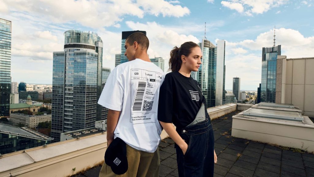 nadrukiem z przodu i z tyłu. Z przodu z nadrukiem maszyny Paczkomat, a z tyłu z zabawnym nadrukiem etykiety wysyłkowej