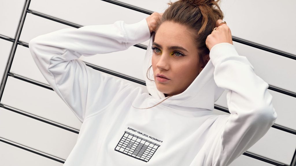 Biała bawełniana bluza z kapturem oraz nadrukowanym na przodzie Urządzeniem Paczkomat i napisem Support Your Local Paczkomat