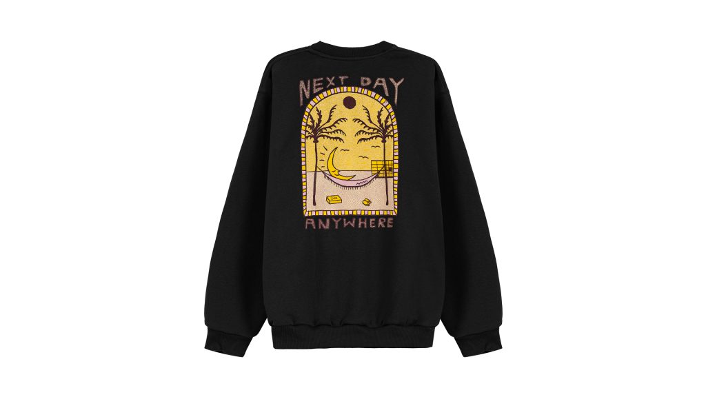 Czarna bluza z grafiką księżyca i napisem "Next Day Anywhere".