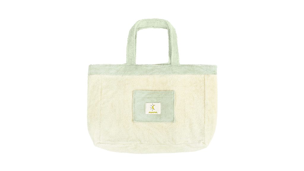 Torba frrotte beżowa z zielonymi końcami oraz z kieszenią na przodzie. Dodatkowo znajduje się nadruk z logotypami marek InPost i Surf Inc.