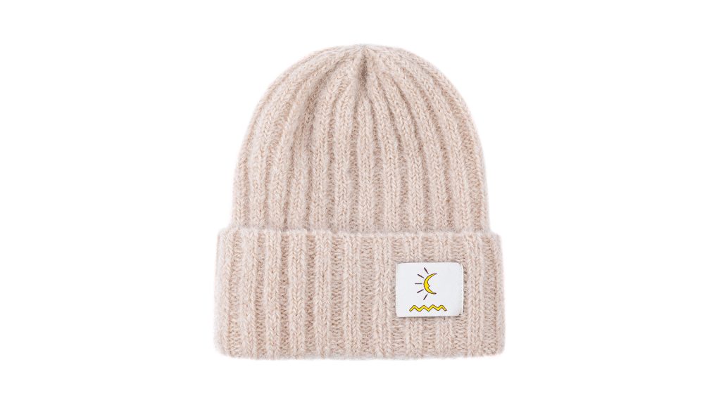Beżowa czapka beanie z naszywką przedstawiającą słońce i fale.