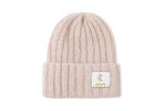 Beżowa czapka beanie z naszywką przedstawiającą słońce i fale.