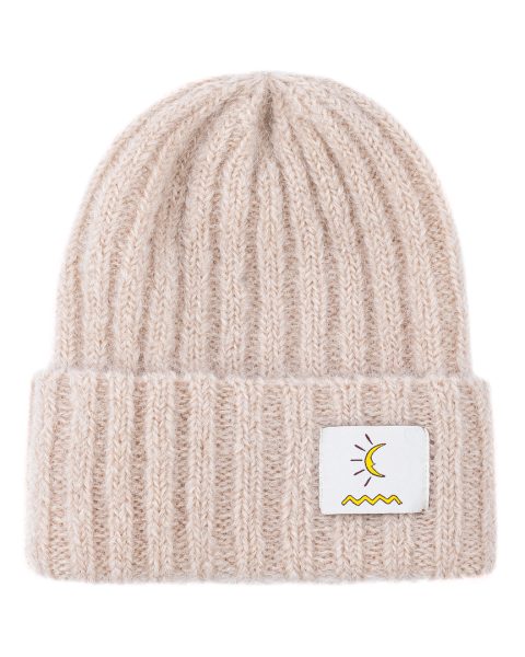 Beżowa czapka beanie z naszywką przedstawiającą słońce i fale.