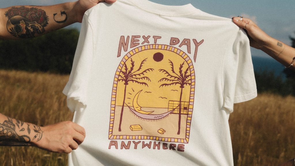 Koszulka z wzorem: hamak, palmy, księżyc, napisy "Next Day Anywhere".