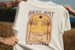 Koszulka z wzorem: hamak, palmy, księżyc, napisy "Next Day Anywhere".