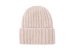 Beżowa, prążkowana czapka beanie z wywiniętym brzegiem.