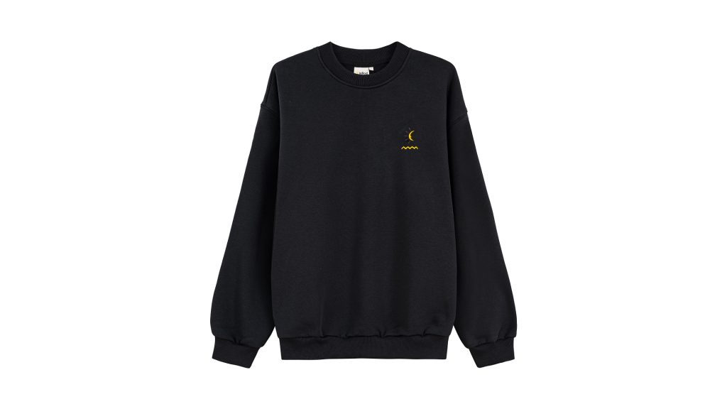 Czarna bluza z żółtą grafiką księżyca nad falami.