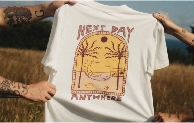 Koszulka z nadrukiem: "Next Day Anywhere", hamak między palmami, plaża, słońce.
