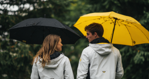 para w kurtkach softshell z parasolami
