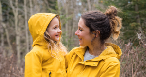 Mama z córką w kurtce softshell