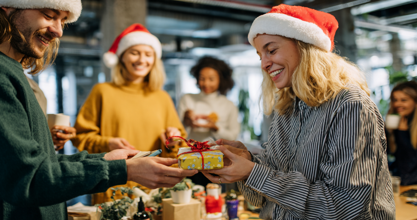 Pracownicy obdarowujący się prezentami a mikolajki