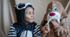 Dzieci bawiące się w odgrywanie ról