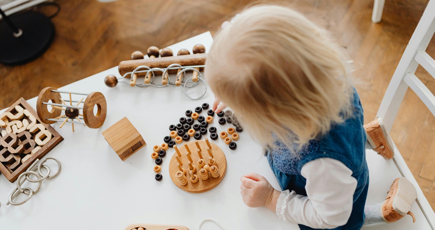 dziewczynka bawiąca się zabawkami