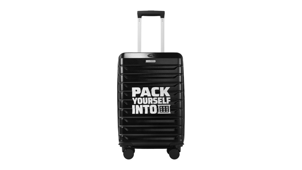 Czarna walizka na kółkach z napisem "PACK YOURSELF INTO" i ikoną maszyny Paczkomat,