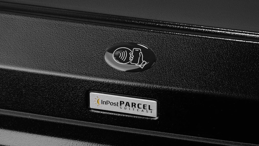 Zbliżenie na lgo "InPost i Parcel Suitcase" oraz symbol NFC.