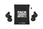 Czarna torba na kółka z napisem "PACK YOURSELF INTO" i ikoną maszyny Paczkomat i czterema czarnymi kółkami do walizki.