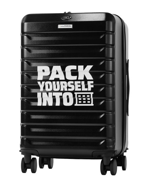 Czarna walizka na kółkach z napisem "PACK YOURSELF INTO" z ikoną maszyny Paczkomat.